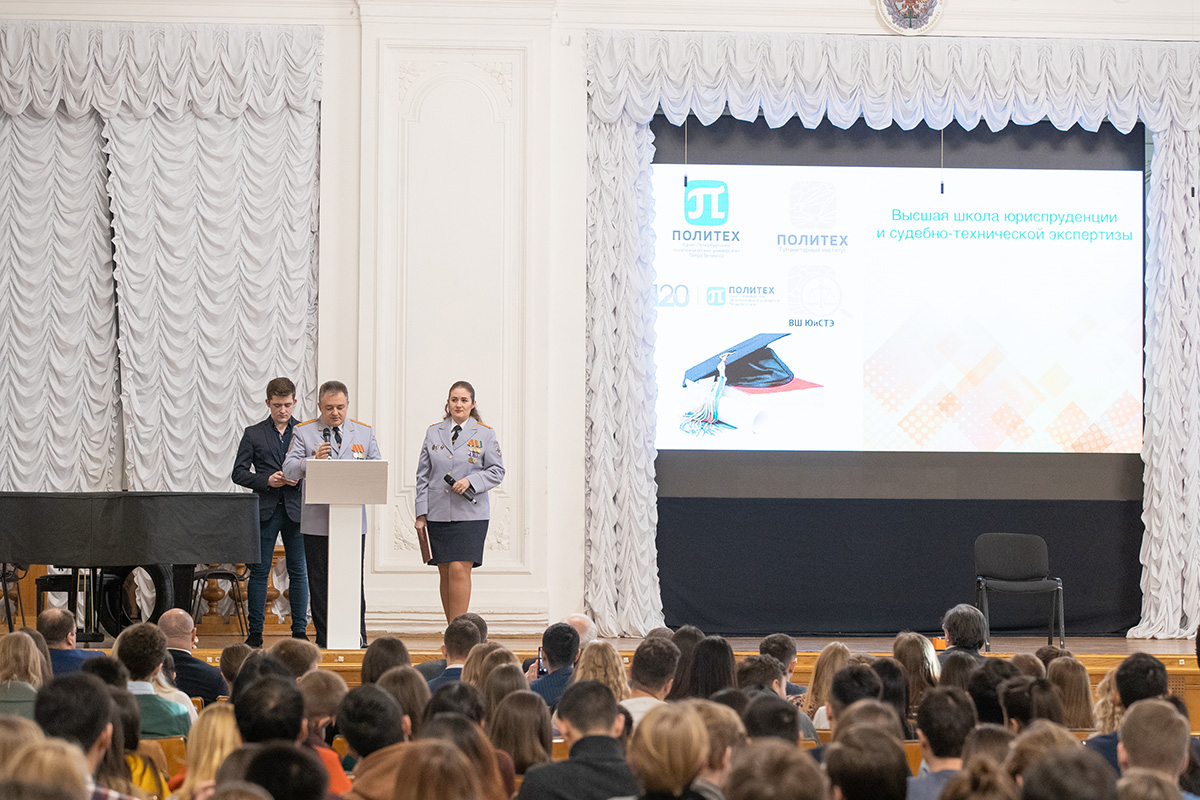 Студентов и преподавателей высшей школы поздравили почетные гости Студентов и преподавателей высшей школы поздравили почетные гости