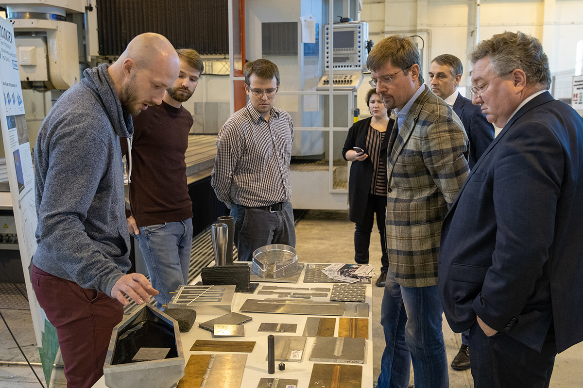 Замминистра ознакомили с технологиями создания легких материалов и конструкций 