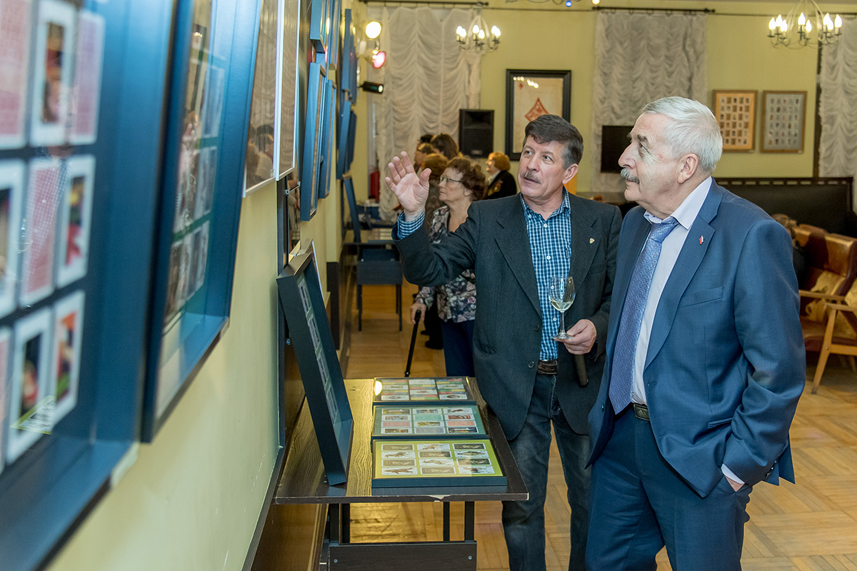 Руководитель административного аппарата ректора СПбПУ Владимир Глухов одним из первых посетил выставку Вторая жизнь карточной колоды 