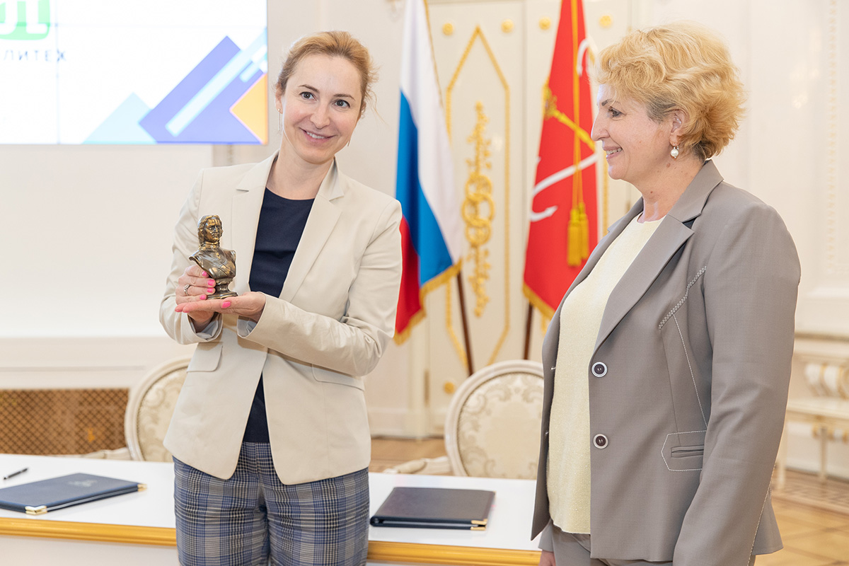 В знак дружбы и сотрудничества Елена РАЗИНКИНА преподнесла сотрудникам Академии талантов бюст Петра Великого В знак дружбы и сотрудничества Елена РАЗИНКИНА преподнесла сотрудникам Академии талантов бюст Петра Великого