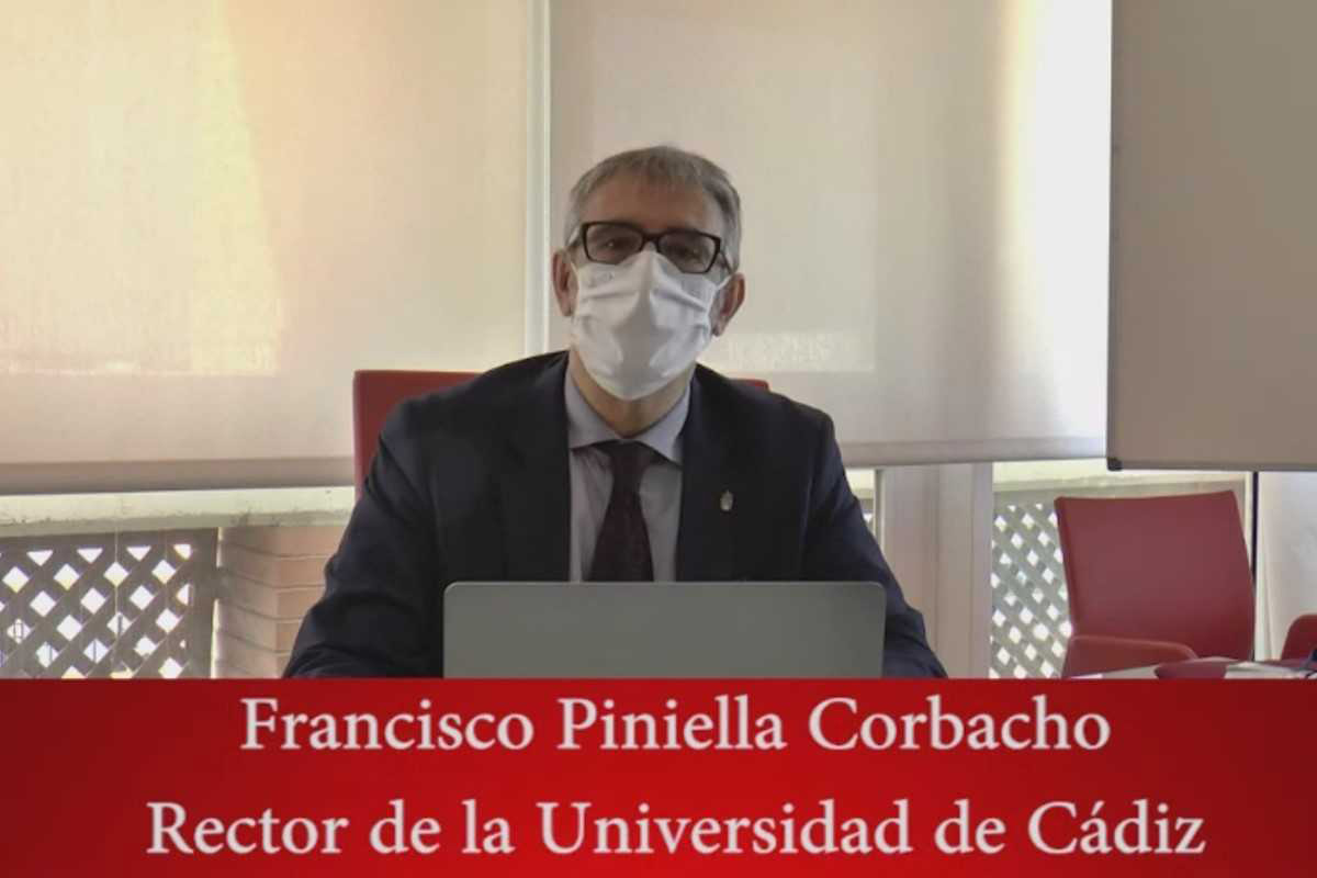Участников приветствовал ректор Университета Кадиса Франсиско Пиниэлья Корбачо
