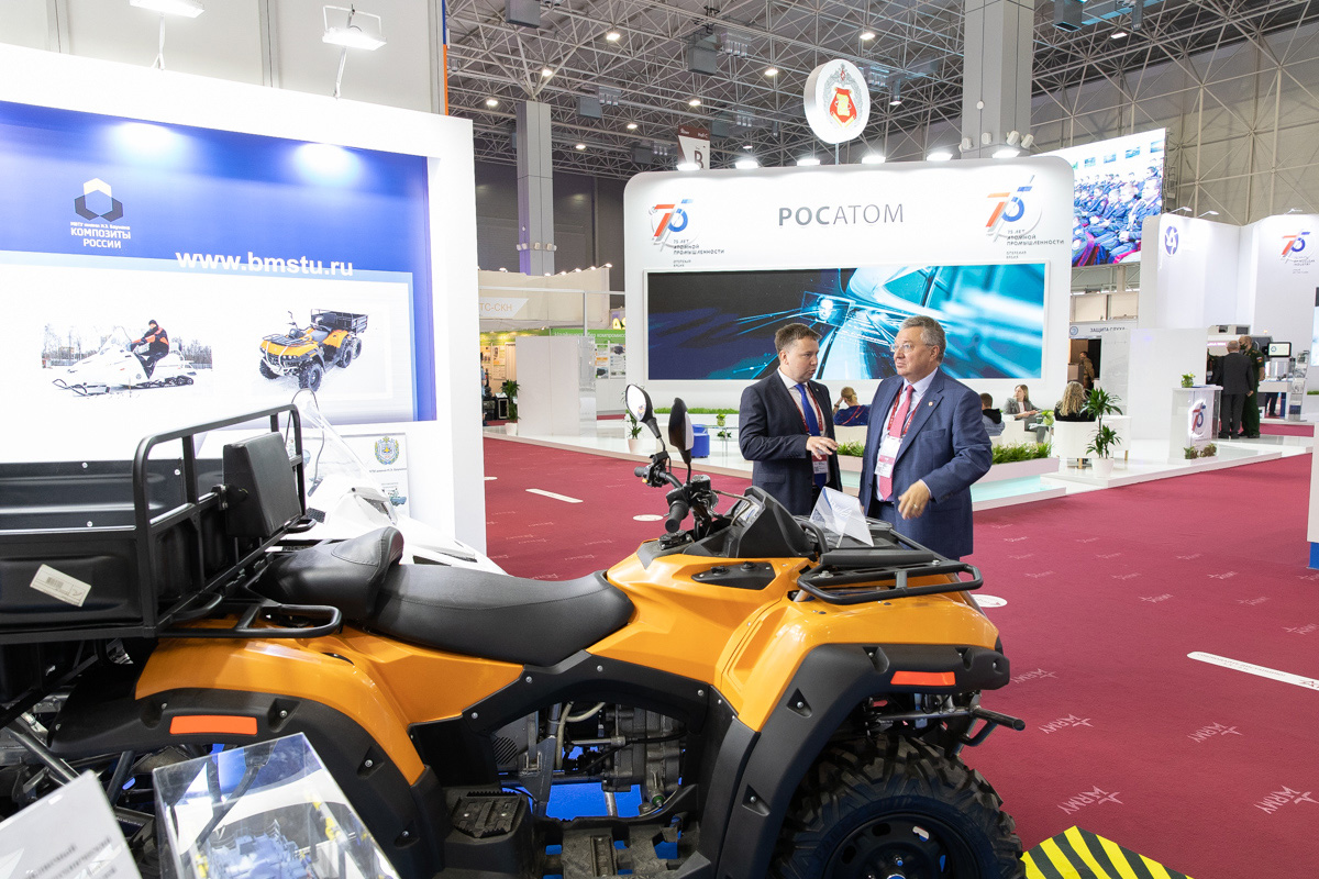 Ректор СПбПУ ознакомился со стендом Минобороны и Минобрнауки РФ, побывал на стендах ключевых промышленных и академических партнеров университета 