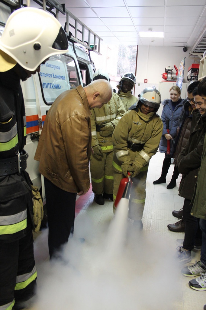 Студентов научили пользоваться огнетушителями