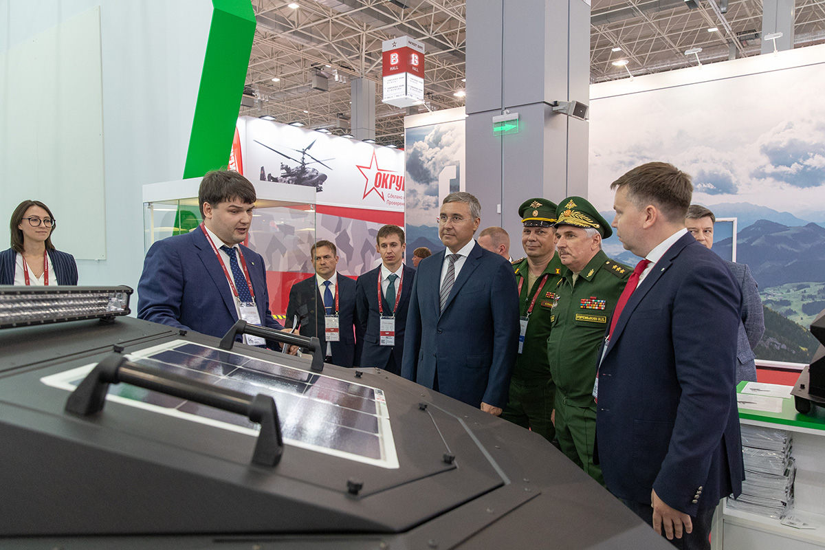 Министр науки и высшего образования Валерий ФАЛЬКОВ посетил стенд СПбПУ в первый день форума «Армия-2020» Министр науки и высшего образования Валерий ФАЛЬКОВ посетил стенд СПбПУ в первый день форума «Армия-2020»