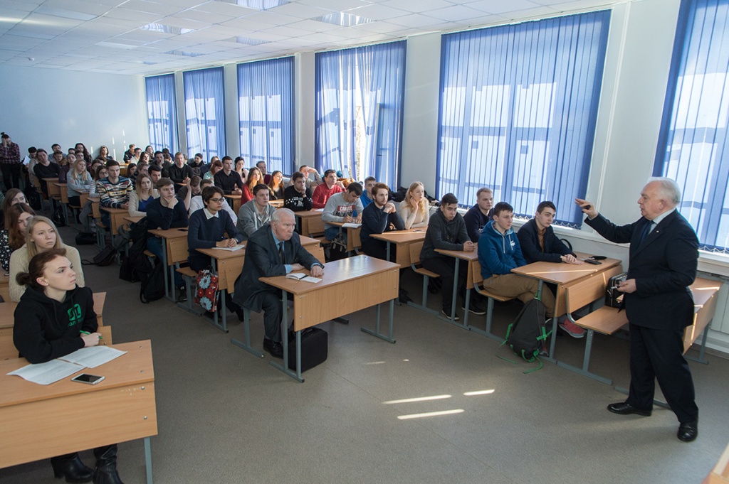 Академик В.А. Черешнев поговорил со студентами о здоровье и болезнях, и уже традиционно его лекция собрала полную аудиторию