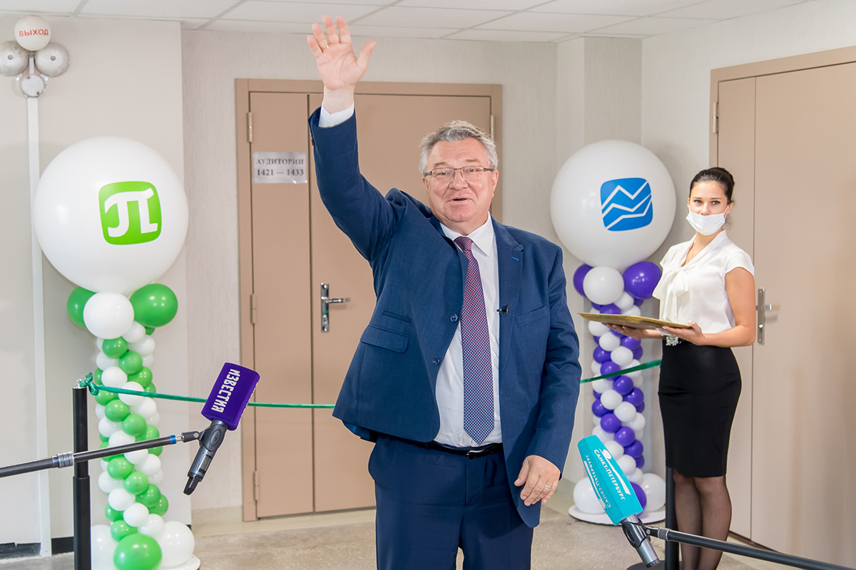 Ректор Андрей Рудской приветствует студентов 
