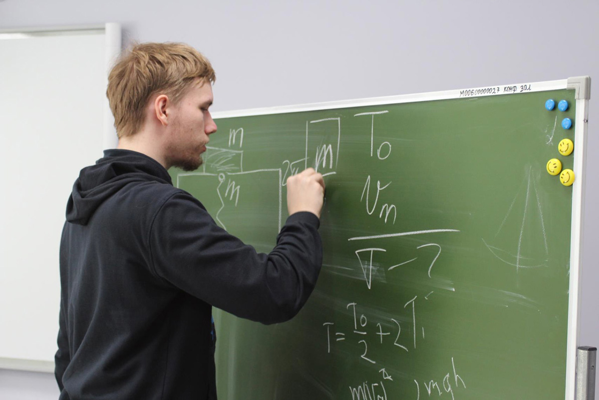 Несколько раз в год на базе ЦОД «Интеллект» в Ленинградской области преподаватели Политеха проводят программы для школьников 8-11 классов по физике 