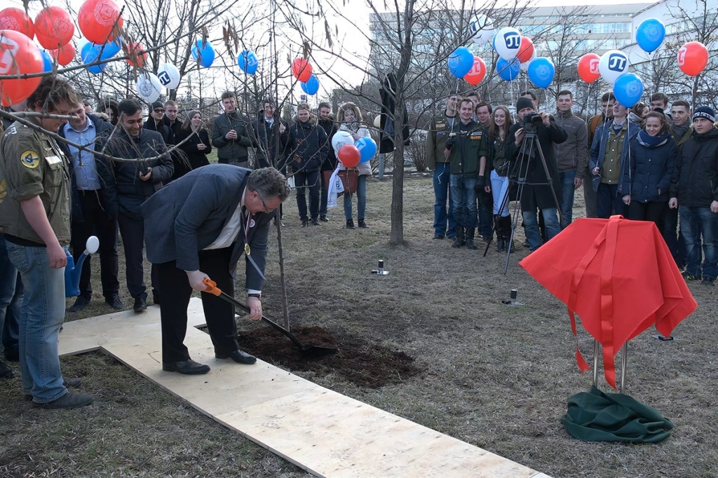 Ректоры А.А. Александров и А.И. Рудской посадили в сквере одного из корпусов Бауманки две яблони как символ дружбы двух университетов