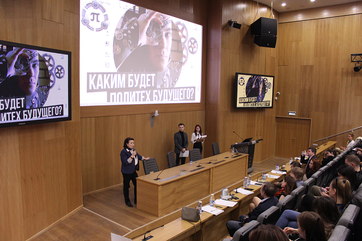 Участников конкурса приветствовала директор ГИ Надежда Алмазова 