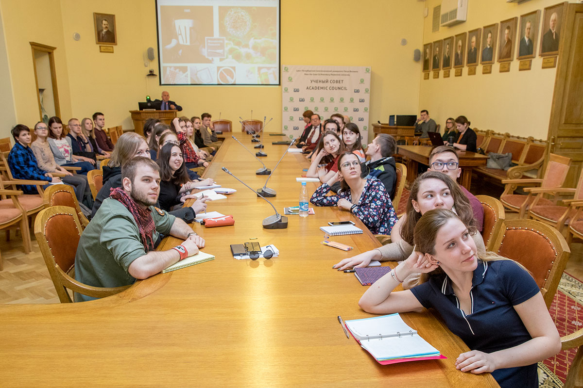 На лекцию академика Черешнева пришли студенты Института биомедицинских систем и технологий СПбПУ 