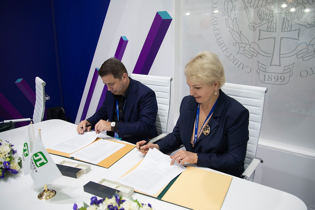 Политех и MAXIMUM Education дали старт совместному проекту на Московском международном салоне образования Политех и MAXIMUM Education дали старт совместному проекту на Московском международном салоне образования