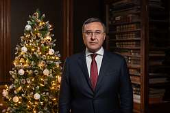 Глава Минобрнауки России Валерий Фальков поздравляет с наступающим Новым годом
