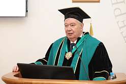 В традициях Политеха: Георгию Коржавину вручили мантию Почётного доктора