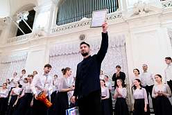 На одном дыхании: в Белом зале одновременно спели семь хоров