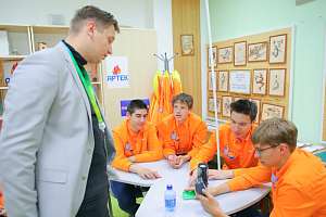 Юные инженеры учились у политехников в «Артеке»