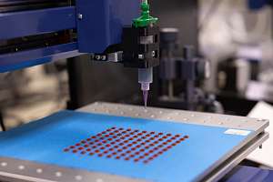 Машинное зрение и точность до 20 микрон: в Политехе создали многофункциональный робот-дозатор