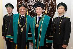 Мантию почетного доктора Политехнического университета Петра Великого вручили Виталию Савельеву