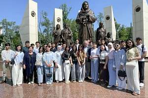 Связь поколений и стран: ректор Политеха Андрей Рудской почтил память героев в ташкентском «Парке Победы»