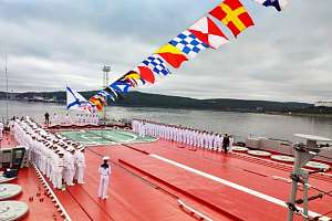 Политехники поздравили с Днем ВМФ экипаж крейсера «Петр Великий»