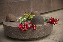 У Памятника погибшим политехникам проходит акция «День памяти и скорби»