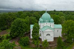 Наследники традиций. Политехники благоустраивают территорию храма в Холомках