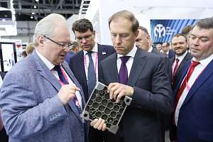 Глава Минпромторга России Денис Мантуров посетил стенд Политеха на выставке «ИННОПРОМ-2022»