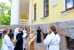 Мемориальную доску в память о князе Андрее Гагарине открыли в усадьбе "Холомки"
